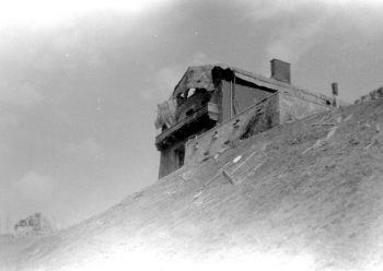 Berghof d'Hitler. Ruine de maison Bormann en arrière 