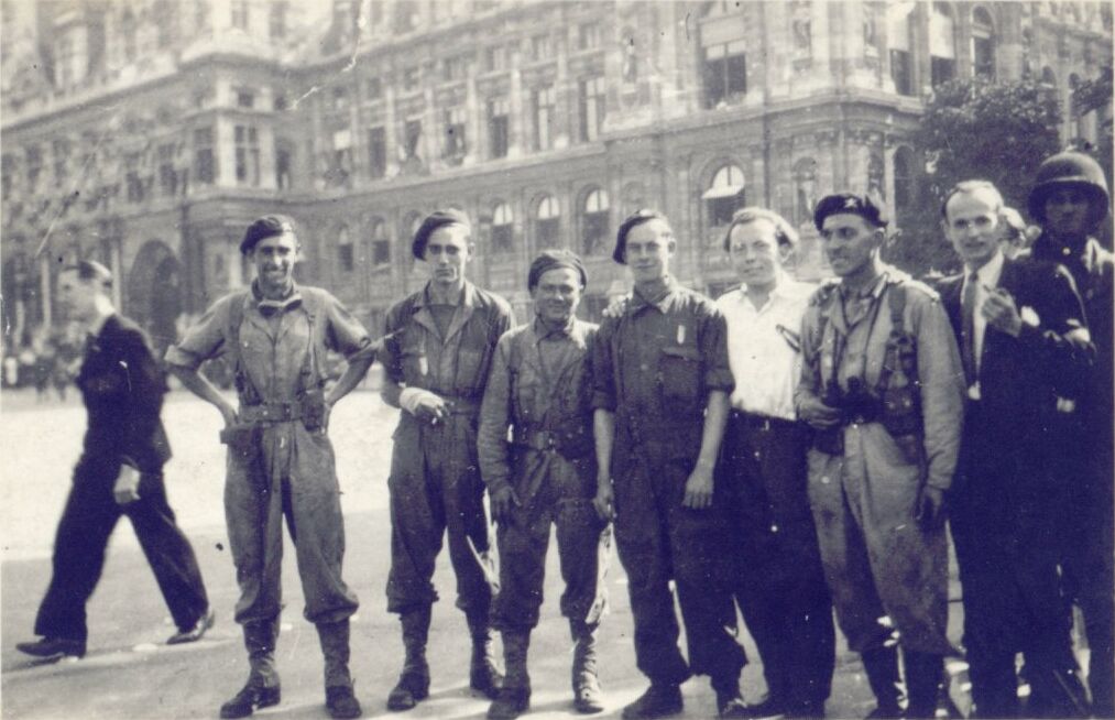 Le 25 ao�t 1944, L'H�tel de Ville. De gauche � droite, Gaston Eve, Marc Casanova (bless�), Etienne Florkowski, Paul Lhopital, Louis Michard (102kb)