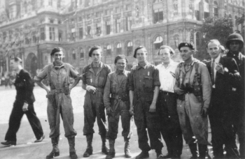 Le 25 aoùt 1944, L'Hôtel de Ville. De gauche à droite, Gaston Eve, Marc Casanova (blessé), Étienne Florkowski, Paul Lhopital, Louis Michard.