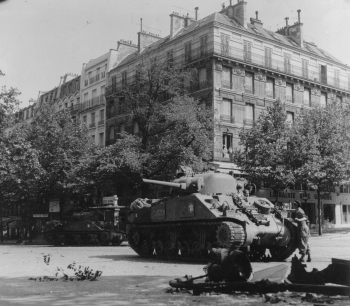 25 August 1944, Lutzen in combat on the junction Boulevard Saint Michel - Place de la Sorbonne.' (58kb)