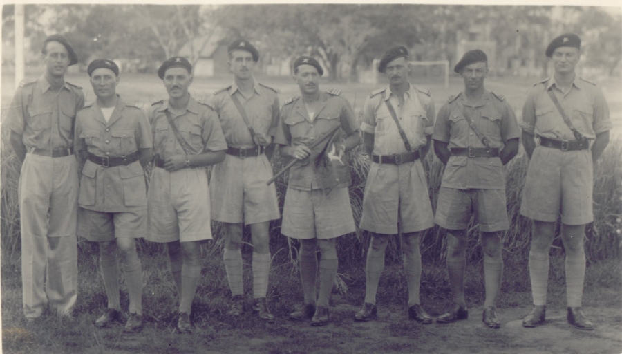 Les officiers et le fannion de la 2�me Cie. Cliquez pour agrandir (660 kb)